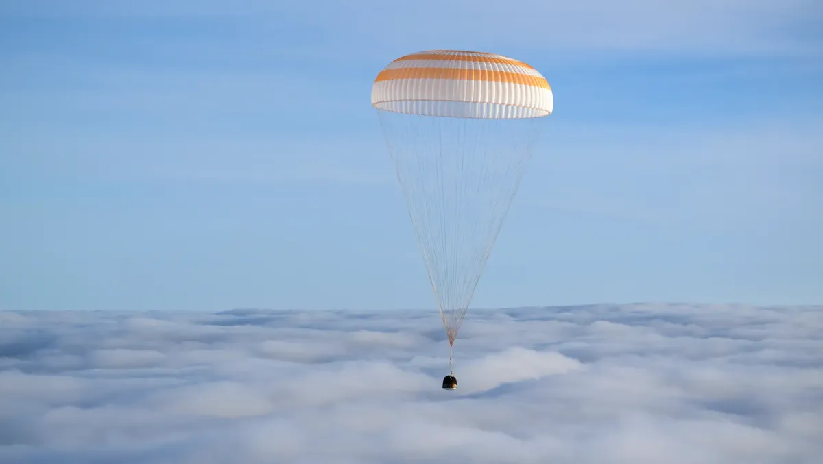 La Soyuz MS-26 regresa a la Tierra tras completar su misión después de 220 días en la Estación Espacial