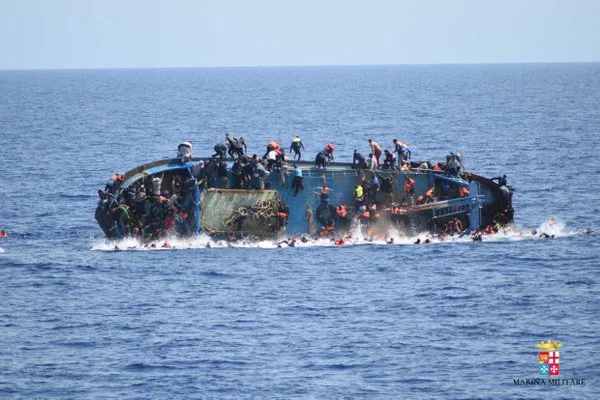 Naufragio en Lampedusa deja al menos 20 migrantes muertos y decenas de desaparecidos