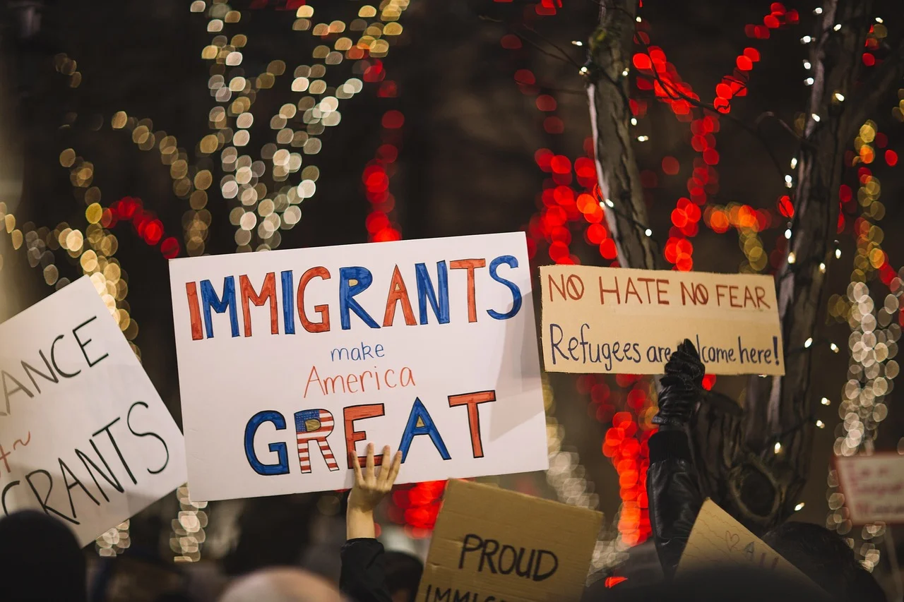 Jueza federal bloquea la ampliación de deportaciones rápidas de migrantes impulsada por Trump