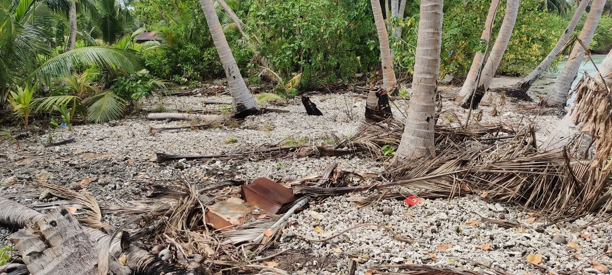 Investigadores tomando mediciones en la costa de la isla Fiyoaree, en las Maldivas, para estudiar inundaciones y aumento del nivel del mar