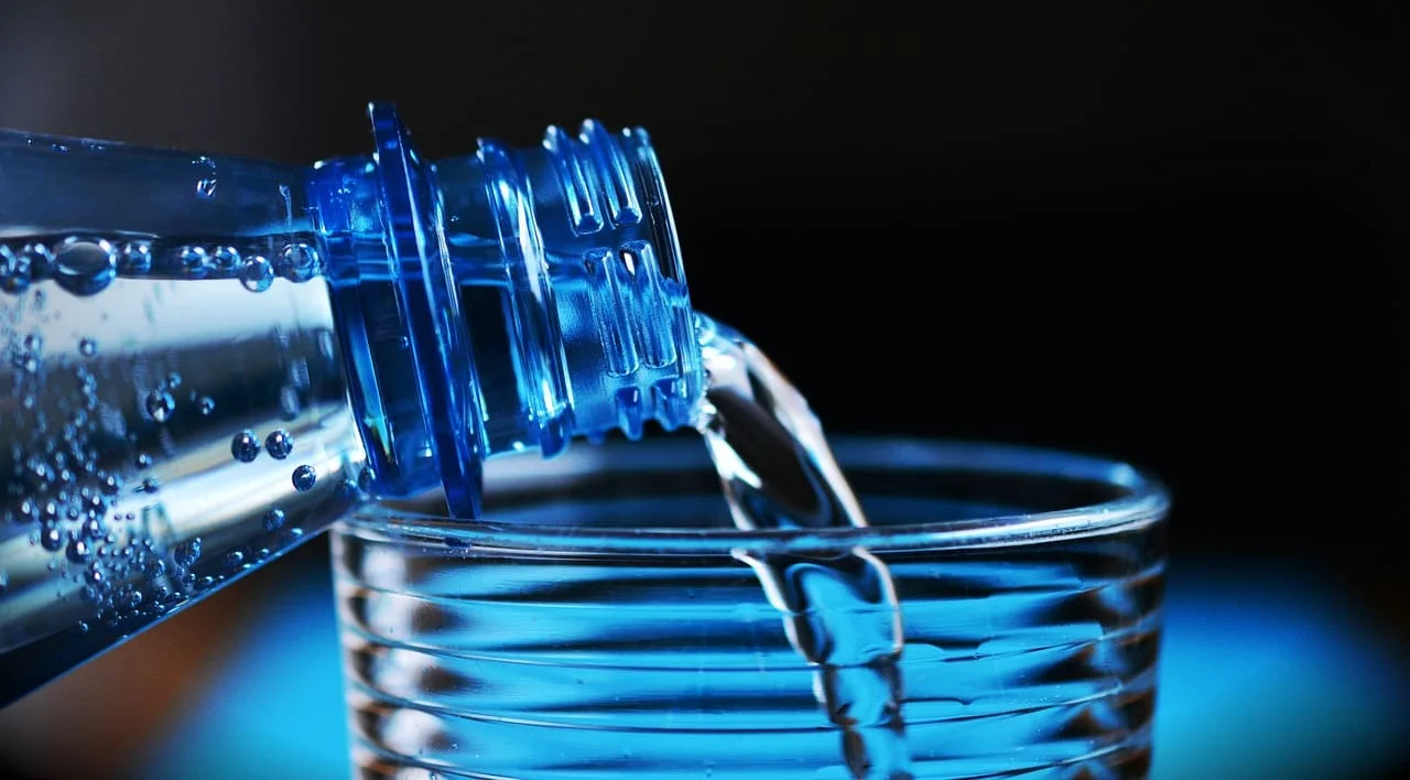 Científicos descubren cómo las moléculas de agua giran antes de separarse en oxígeno e hidrógeno