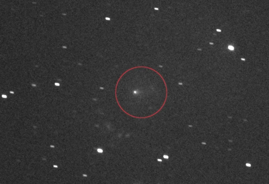 El cometa interestelar 3I/ATLAS visto como un punto brillante con una cola tenue, captado por la cámara L'LORRI de la sonda Lucy