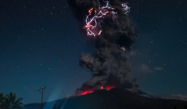 Gigantesca columna de ceniza de 18 km tras la erupción del Lewotobi Laki Laki en Indonesia