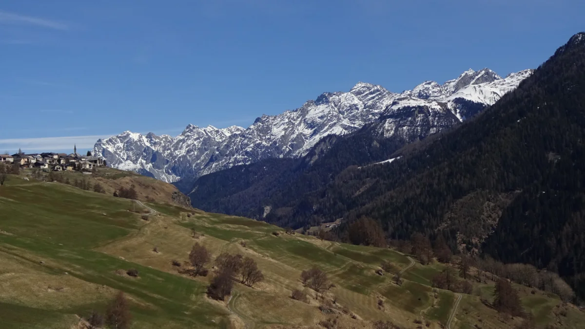 Paisaje alpino de Ftan en la Baja Engadina, Suiza