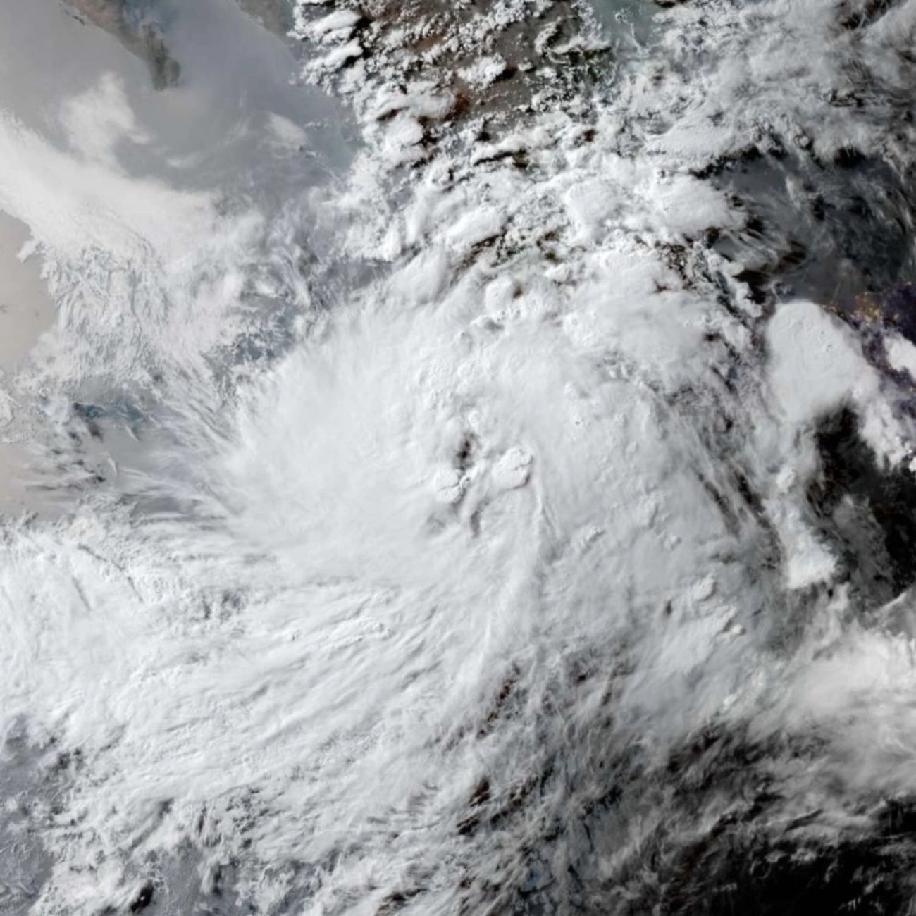 La tormenta tropical Dalila expone la fragilidad de las costas mexicanas ante lluvias extremas y oleaje devastador