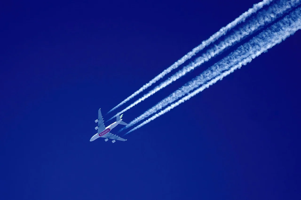 Las estelas de los aviones calientan el clima tanto como el CO₂ de la aviación
