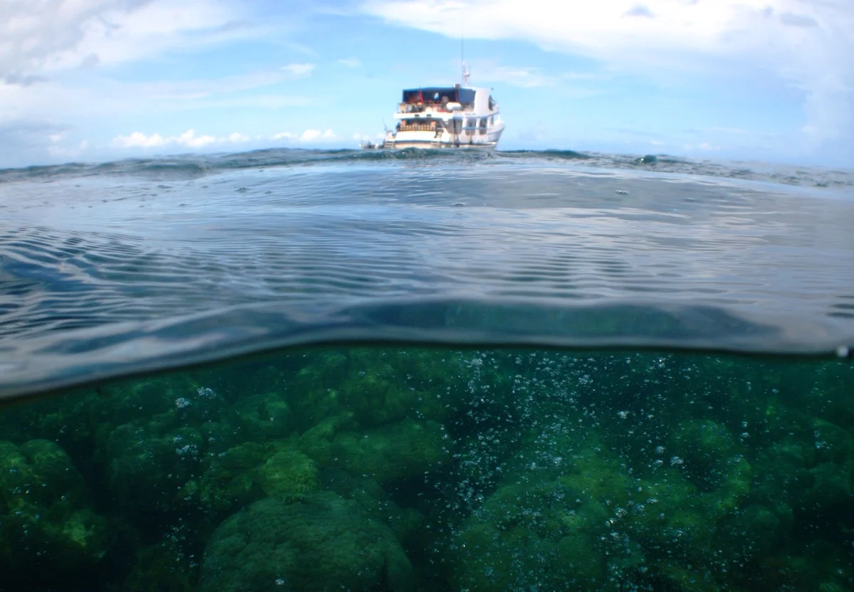 Buque dedicado a estudiar filtraciones volcánicas frente a la costa de Papúa Nueva Guinea