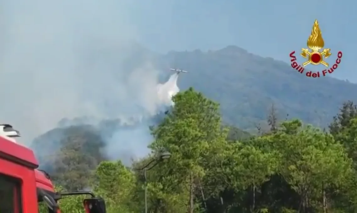 Incendio en el Vesubio moviliza el Ejército y 10 aeronaves para combatir un fuego que arrasa Terzigno y Boscotrecase