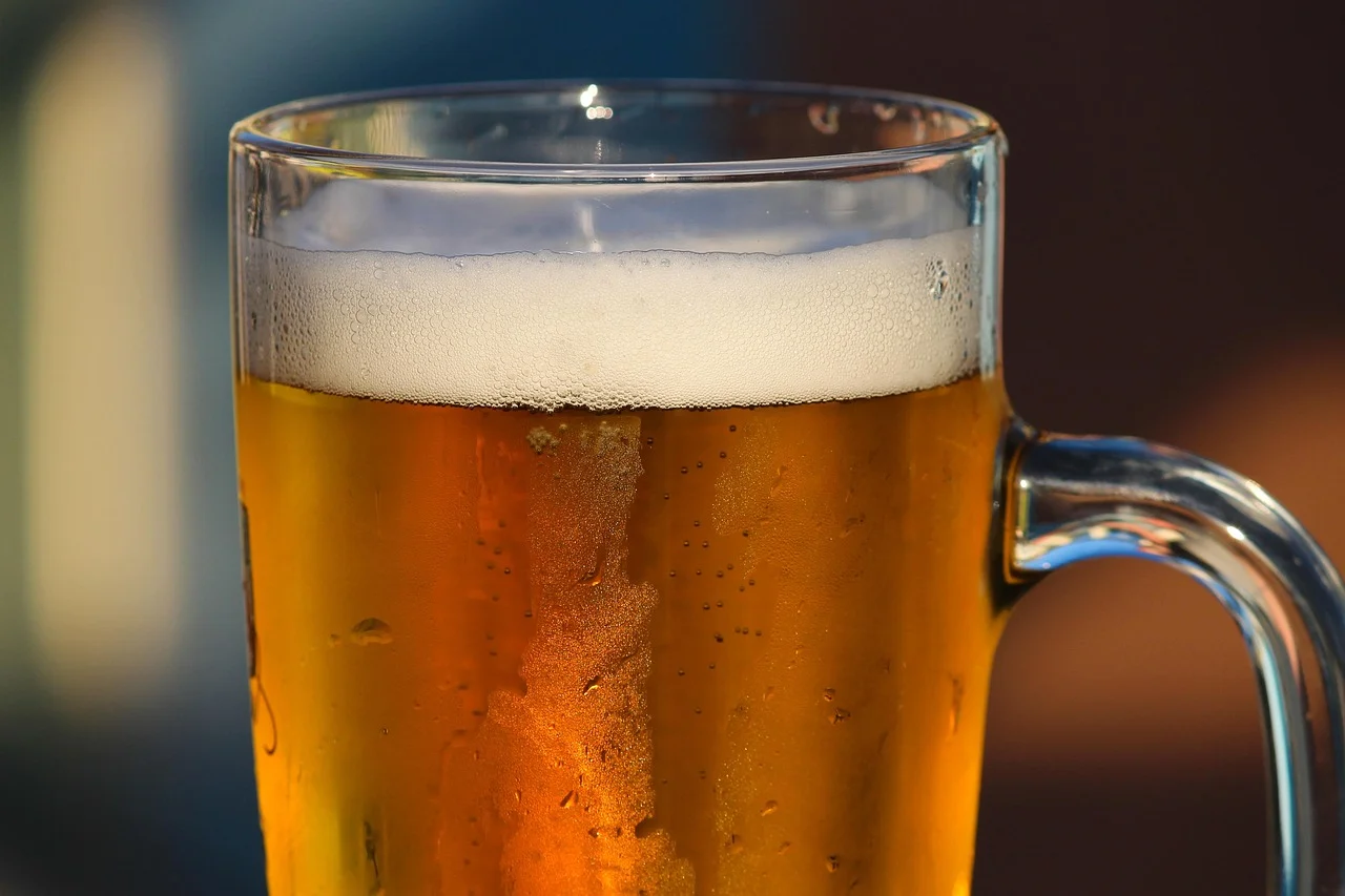 ¿Por qué la espuma de la cerveza dura más en algunos vasos? La ciencia tiene la respuesta