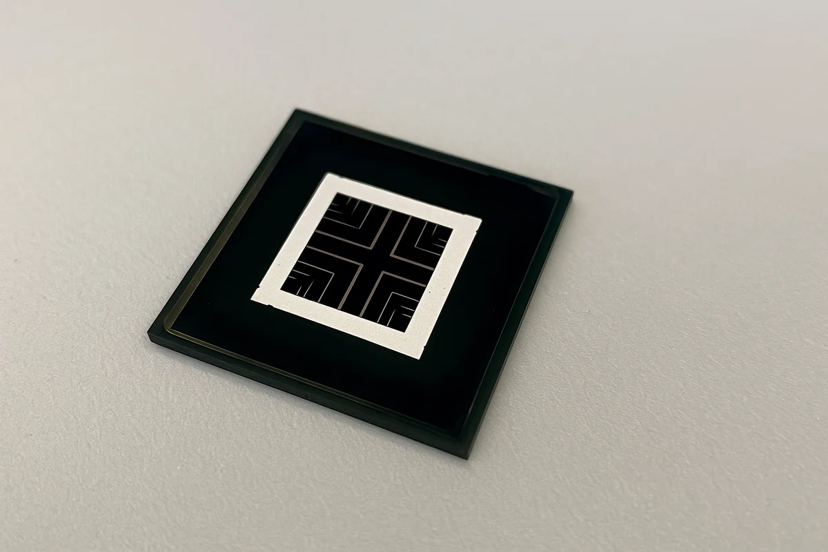 Célula solar tándem de perovskita y silicio sobre una mesa de laboratorio