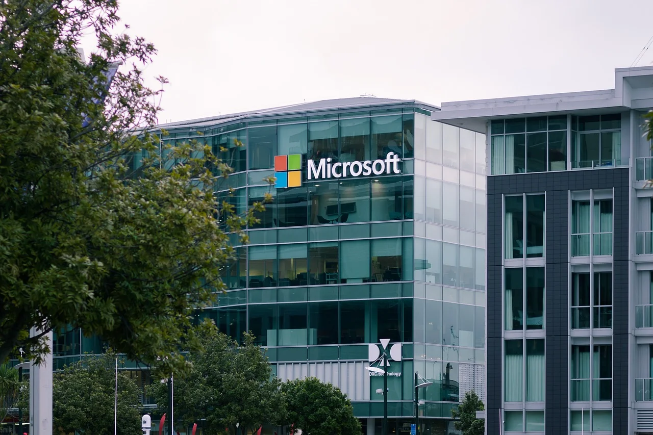 Microsoft: Una Cronología de Innovación y Transformación Tecnológica