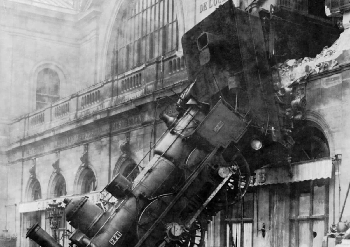 Expreso de Montparnasse cae a la calle y deja la imagen más icónica de la historia ferroviaria