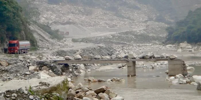 Años después del terremoto de Wenchuan, los ríos siguen bajando las montañas río abajo
