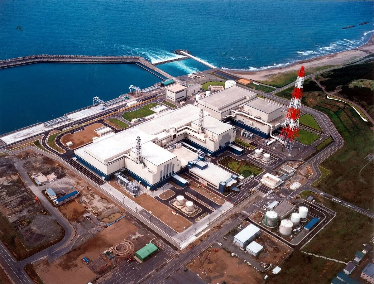 Vista de la central nuclear Kashiwazaki-Kariwa en Japón, con sus reactores y estructuras industriales principales