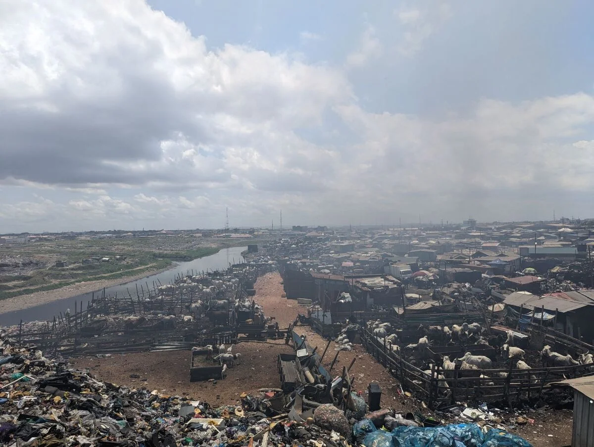 Vista de un asentamiento informal en Agbogbloshie, cerca de un área de reciclaje de desechos electrónicos en Accra