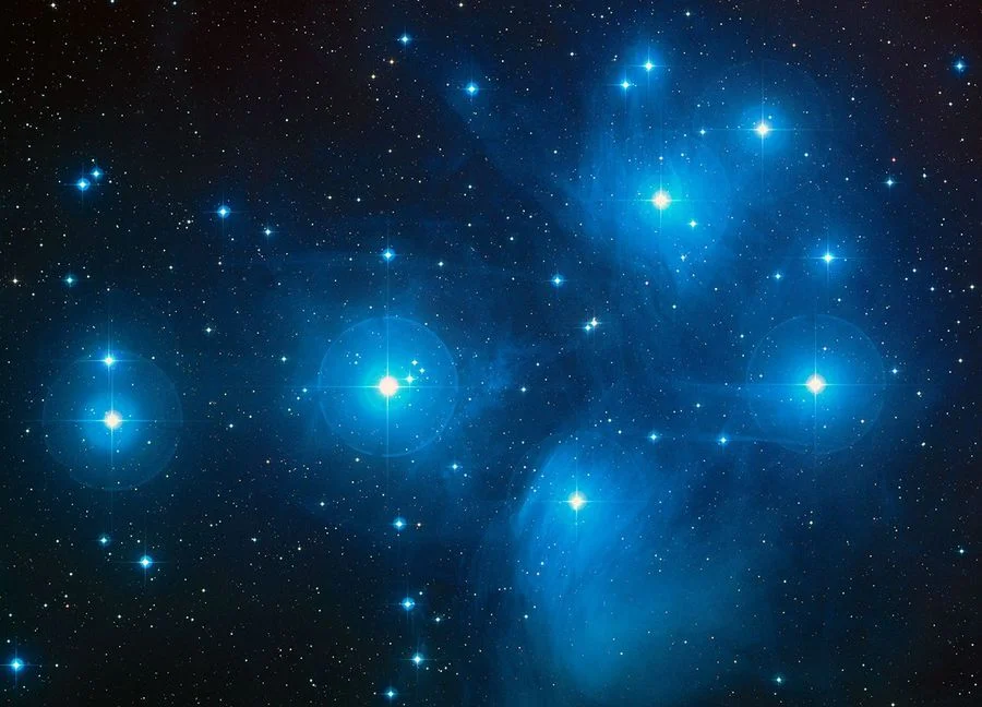Estrellas azules y brillantes del cúmulo de las Pléyades resaltando sobre un fondo oscuro