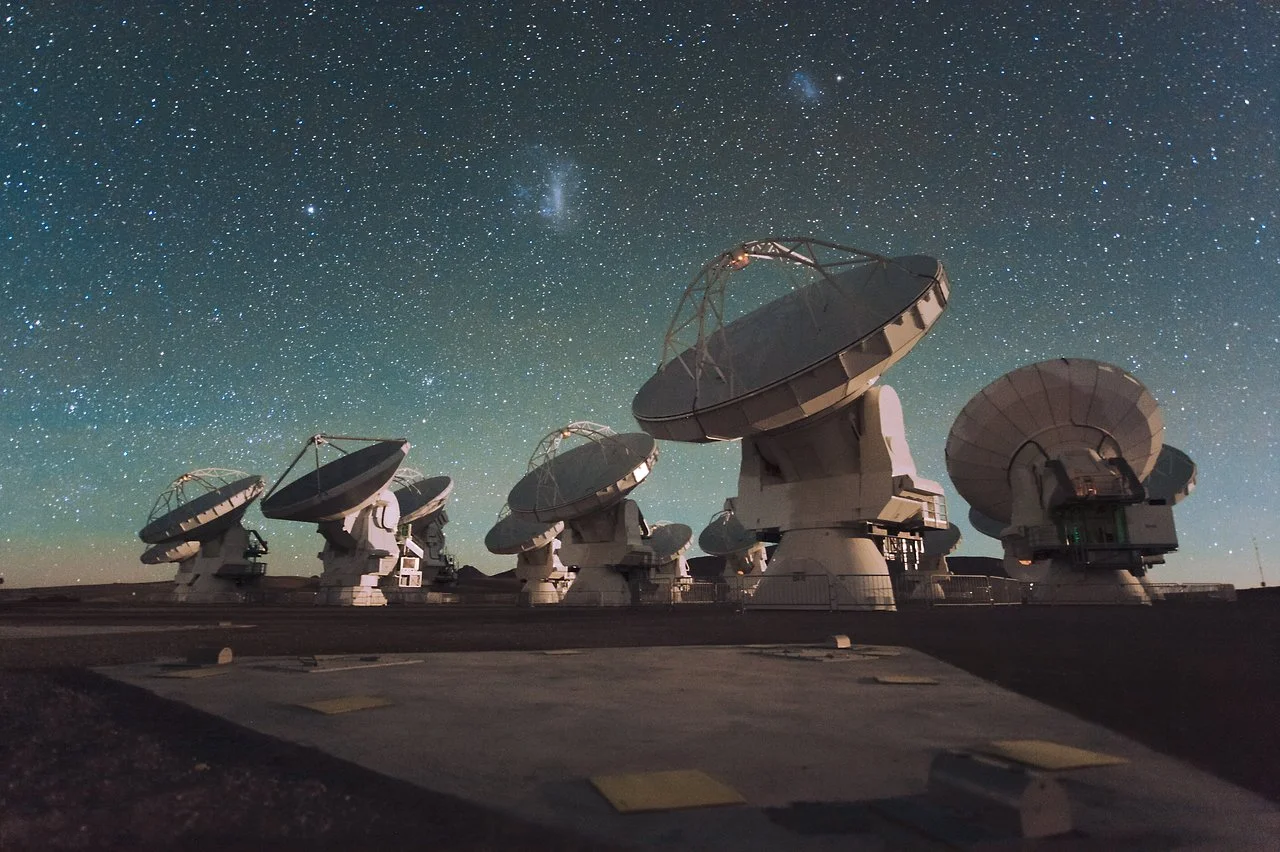 Conjunto de antenas del observatorio ALMA en el desierto de Atacama bajo cielo claro; fotografía astronómica