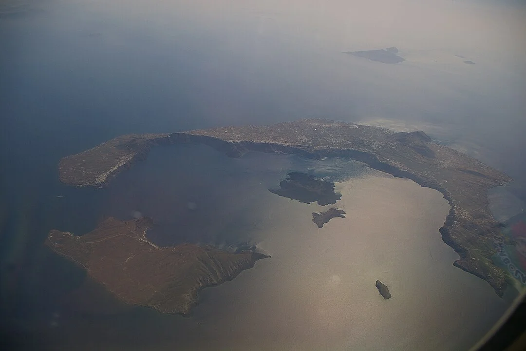Santorini registró 28.000 terremotos en 2025: un estudio confirma que fueron causados por magma en ascenso