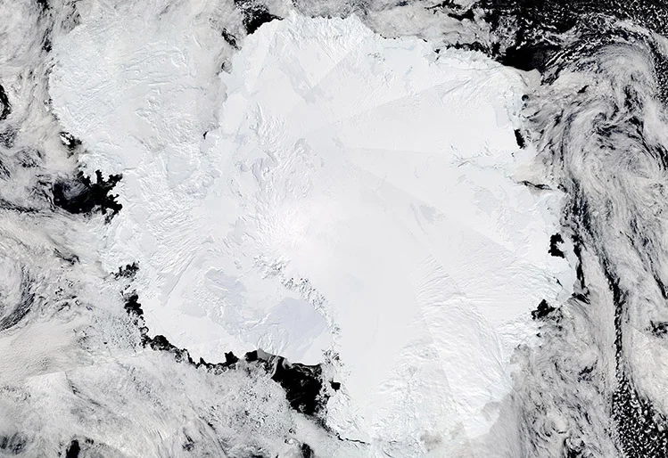 La Antártida en pleno verano: así se ven las grandes plataformas de hielo desde el espacio