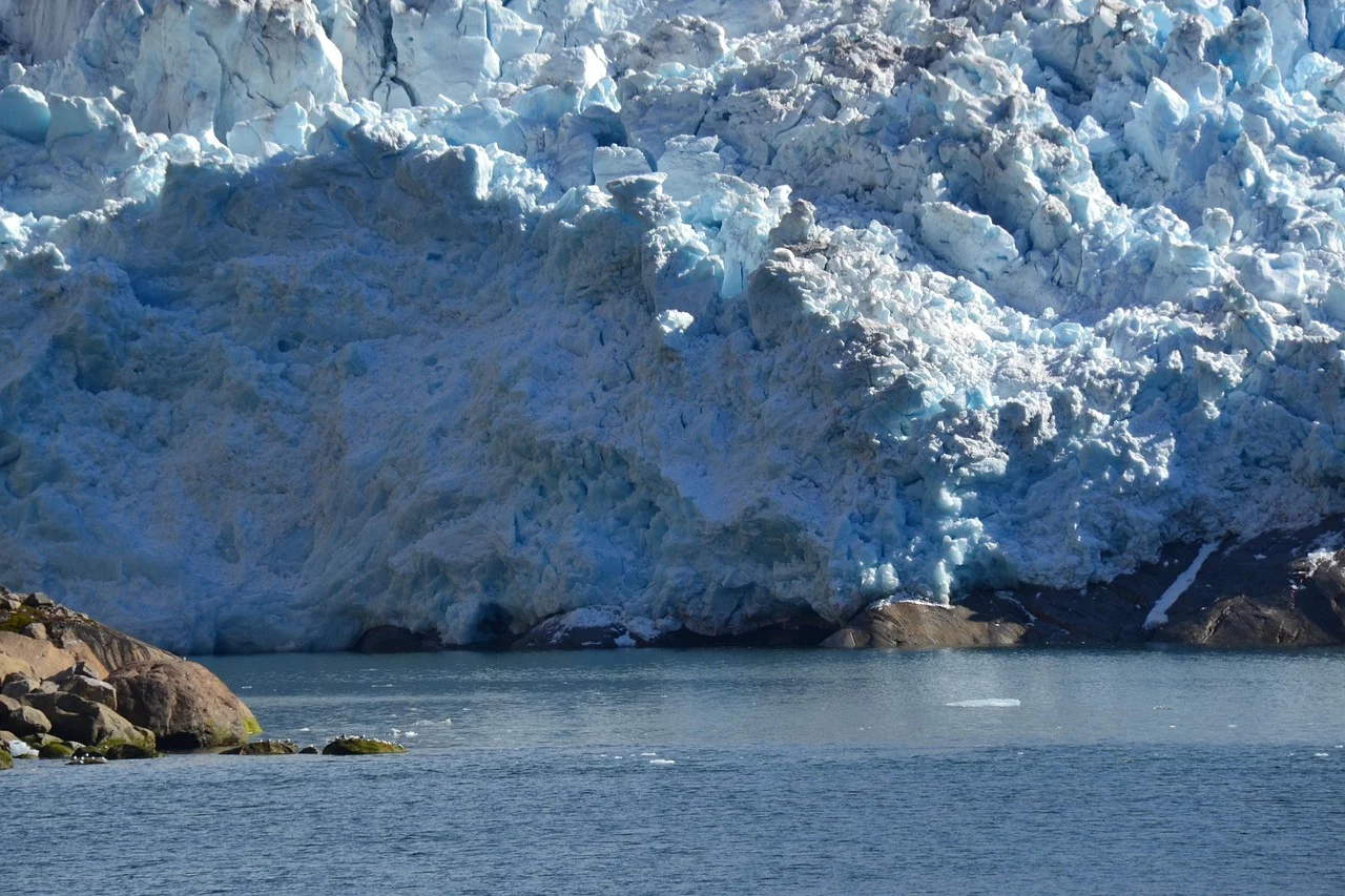 Bajo el hielo de Groenlandia hay zonas más calientes de lo esperado, y eso cambia el pronóstico