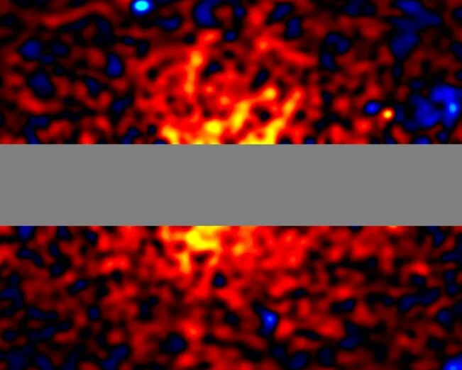 Mapa de intensidad de rayos gamma centrado en el halo galáctico, con la franja del plano galáctico excluida