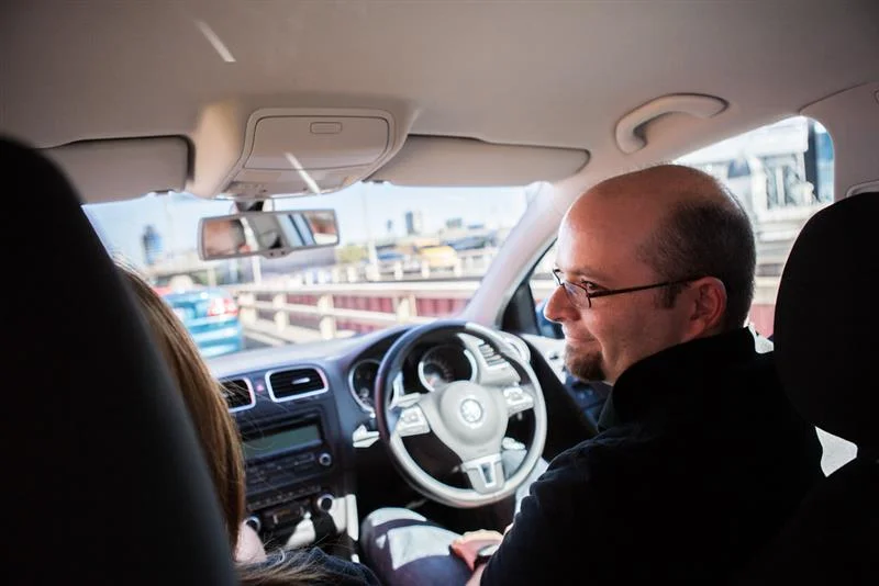 Hablar mientras se conduce retrasa los movimientos oculares necesarios para reaccionar a tiempo