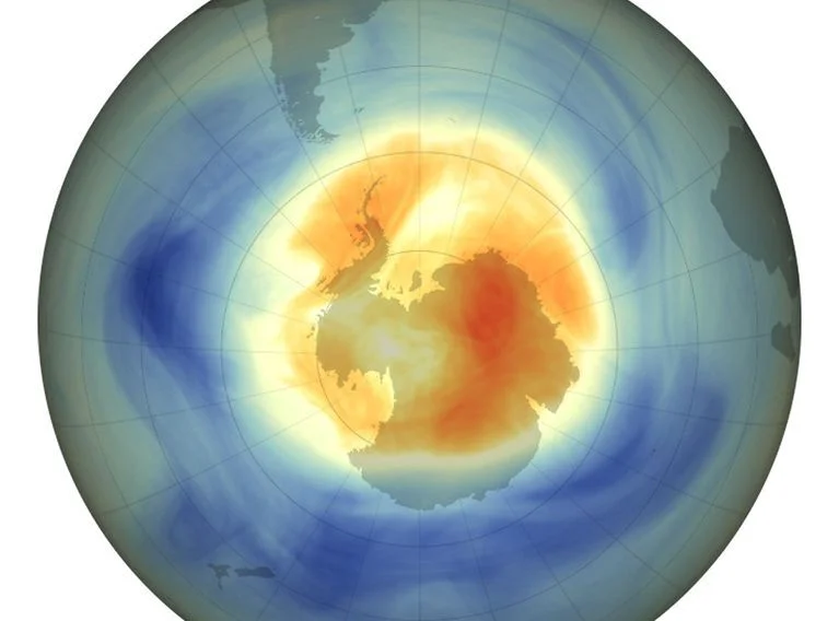 Mapa del agujero de ozono en 2025 sobre la Antártida con zonas de pérdida moderada y severa según datos de la NASA