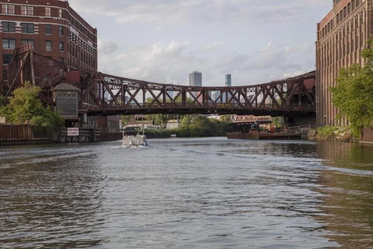 Descargas de aguas pluviales y residuales modifican la vida microscópica en ríos urbanos