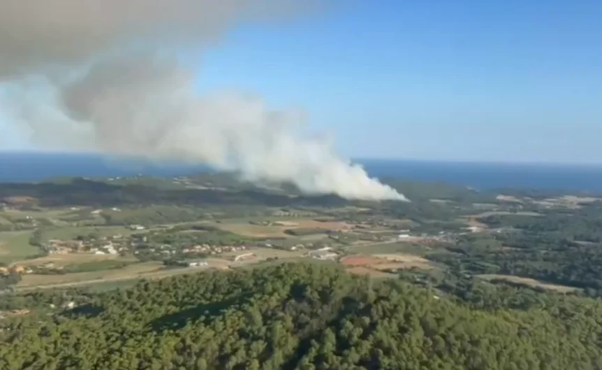 Incendio en Palamós fuerza el cierre de campings y moviliza un gran operativo aéreo-terrestre