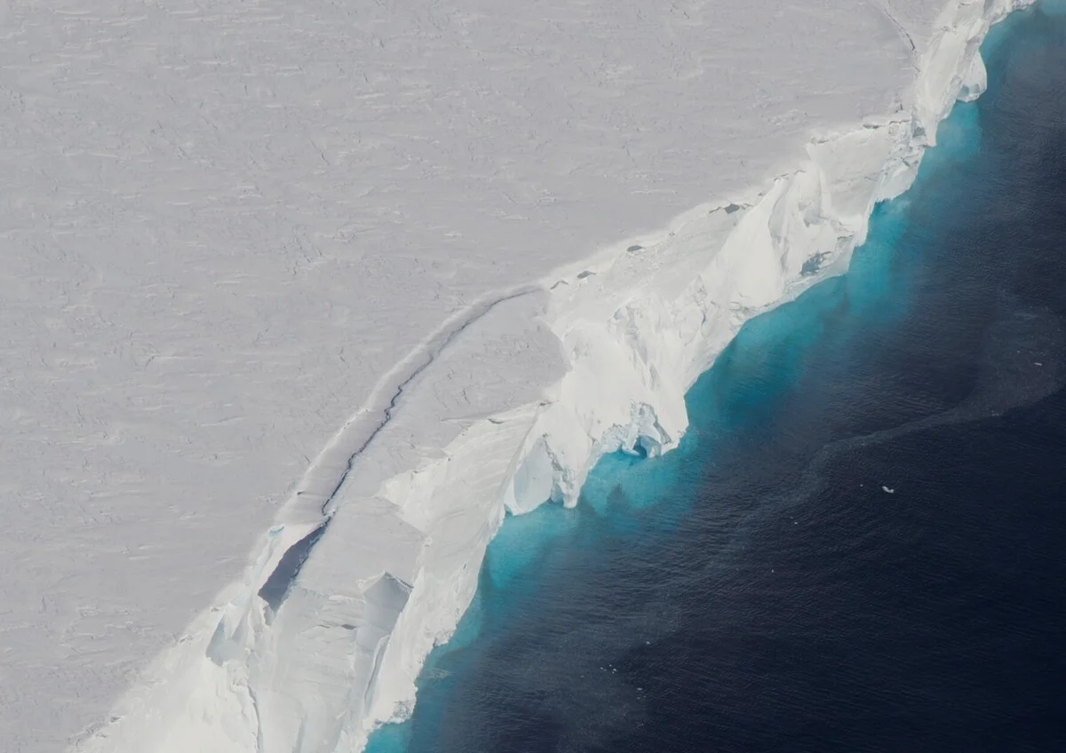 Vista aérea del glaciar Thwaites mostrando su frente de hielo fracturado en la Antártida Occidental