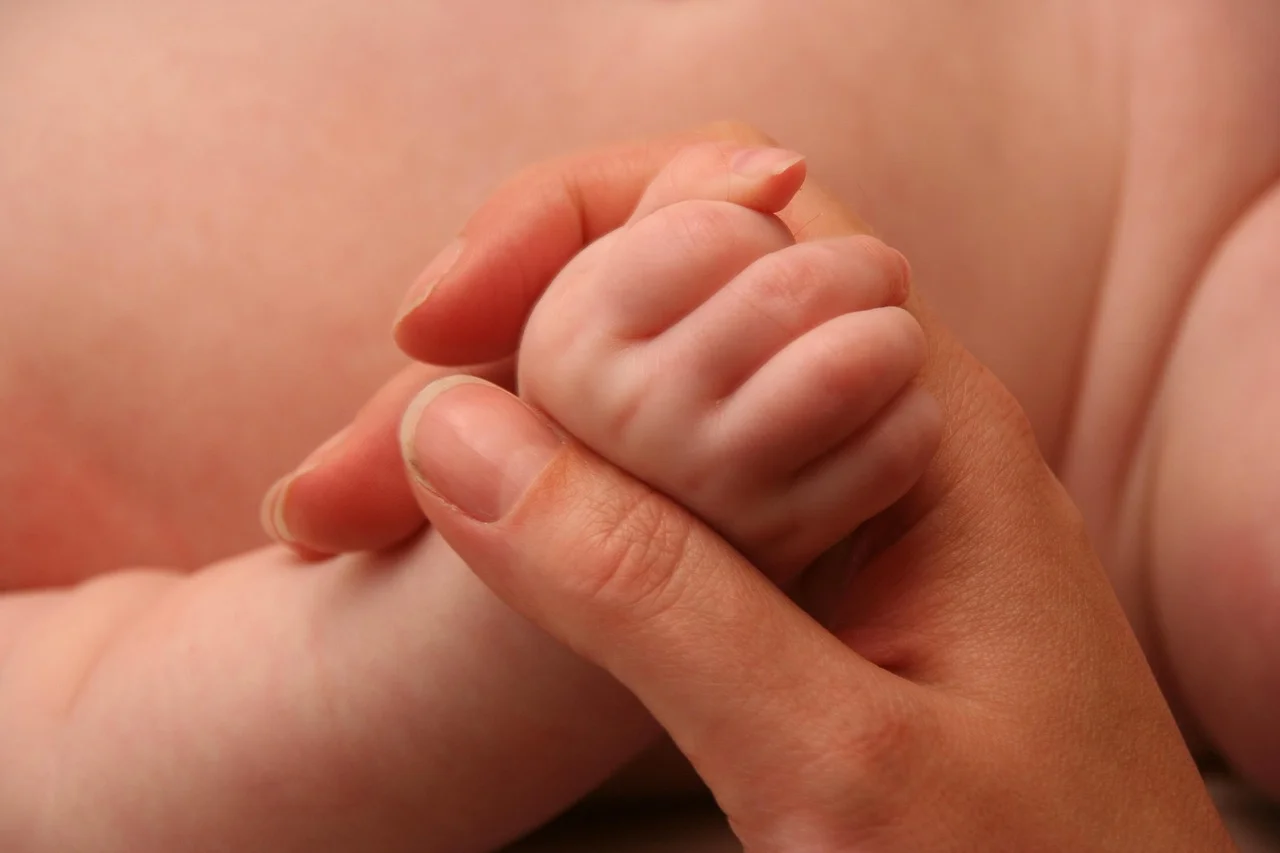 ¿Cómo cambian los permisos de maternidad y paternidad en España tras la última reforma?