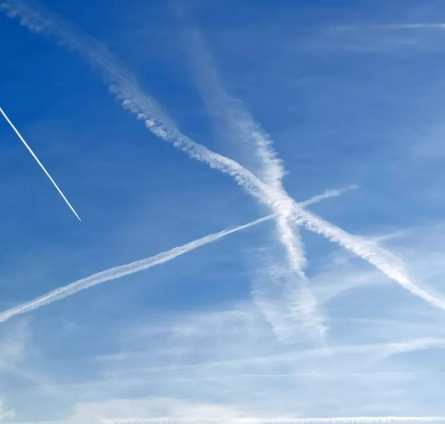 Más del 80 % de las estelas de los aviones se originan dentro de nubes de hielo, según un nuevo estudio