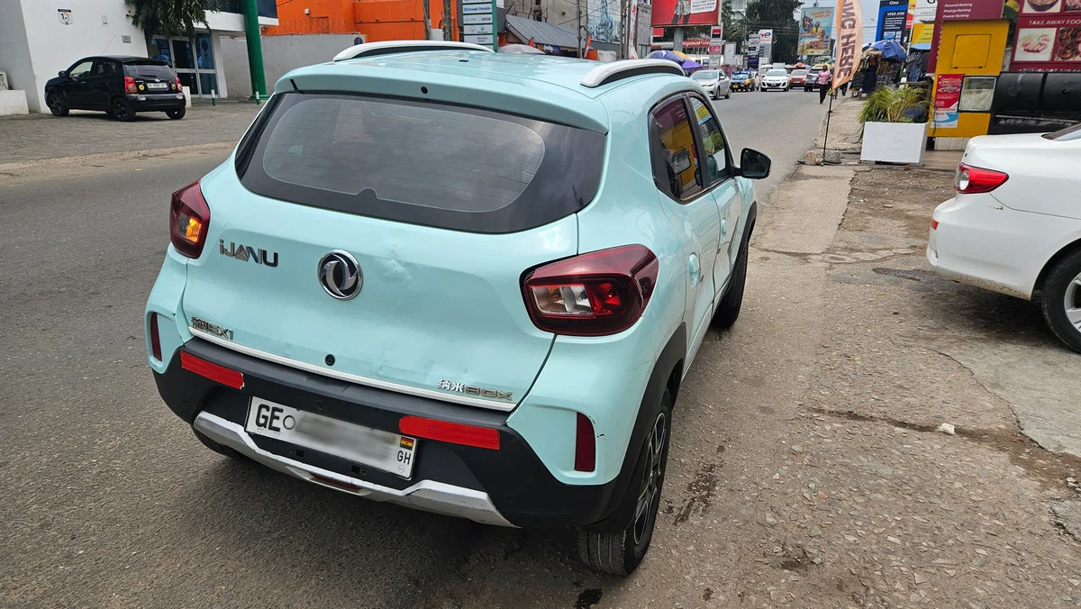 Taxi eléctrico circulando por una calle de Accra, Ghana