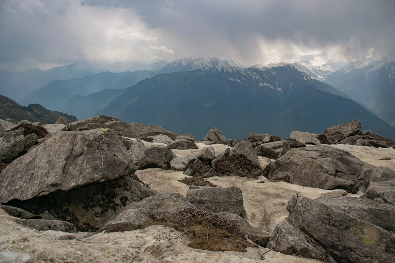 ¿Qué son las rocas y cuáles son sus principales tipos?