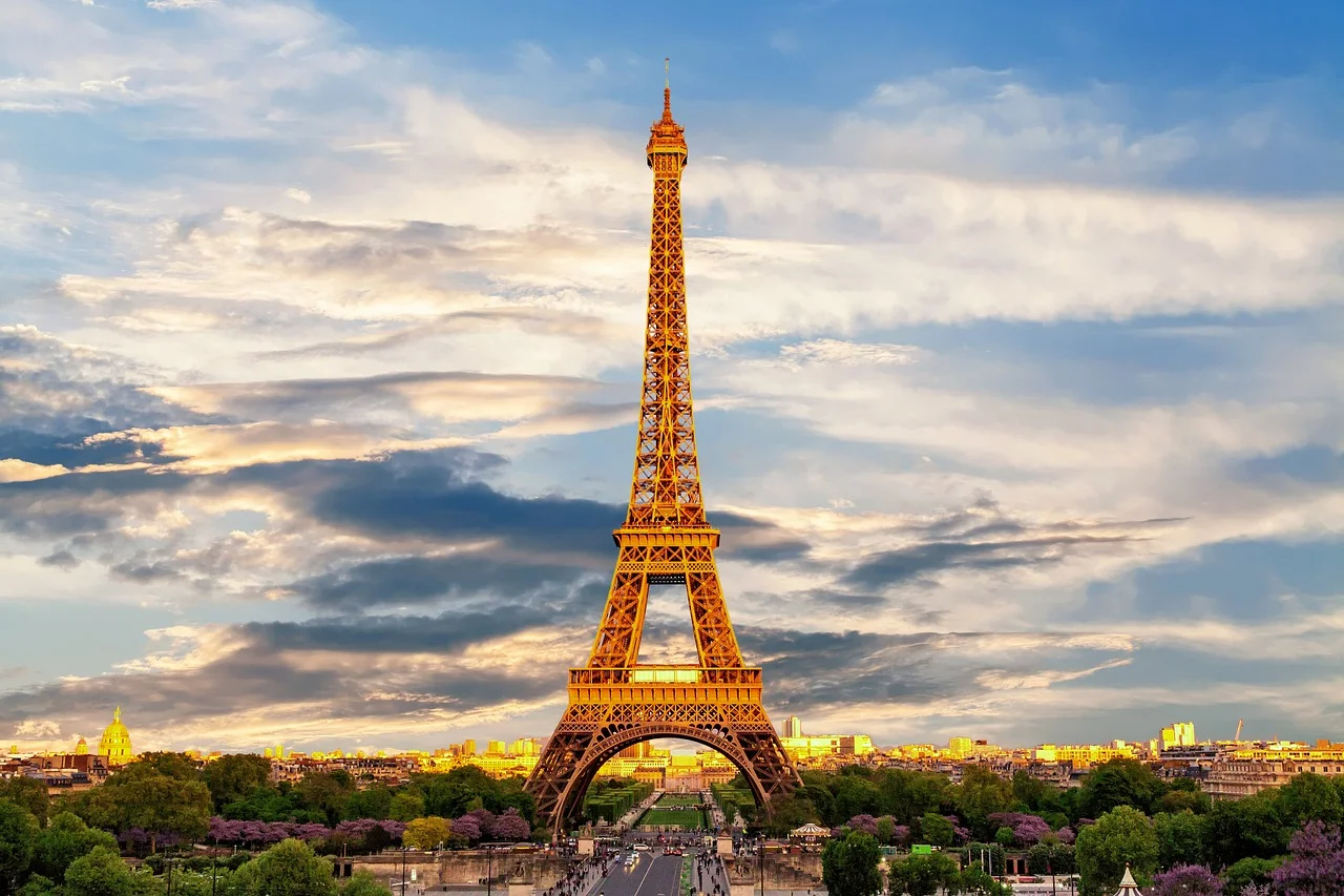 La Torre Eiffel: Icono de París y Maravilla de la Ingeniería