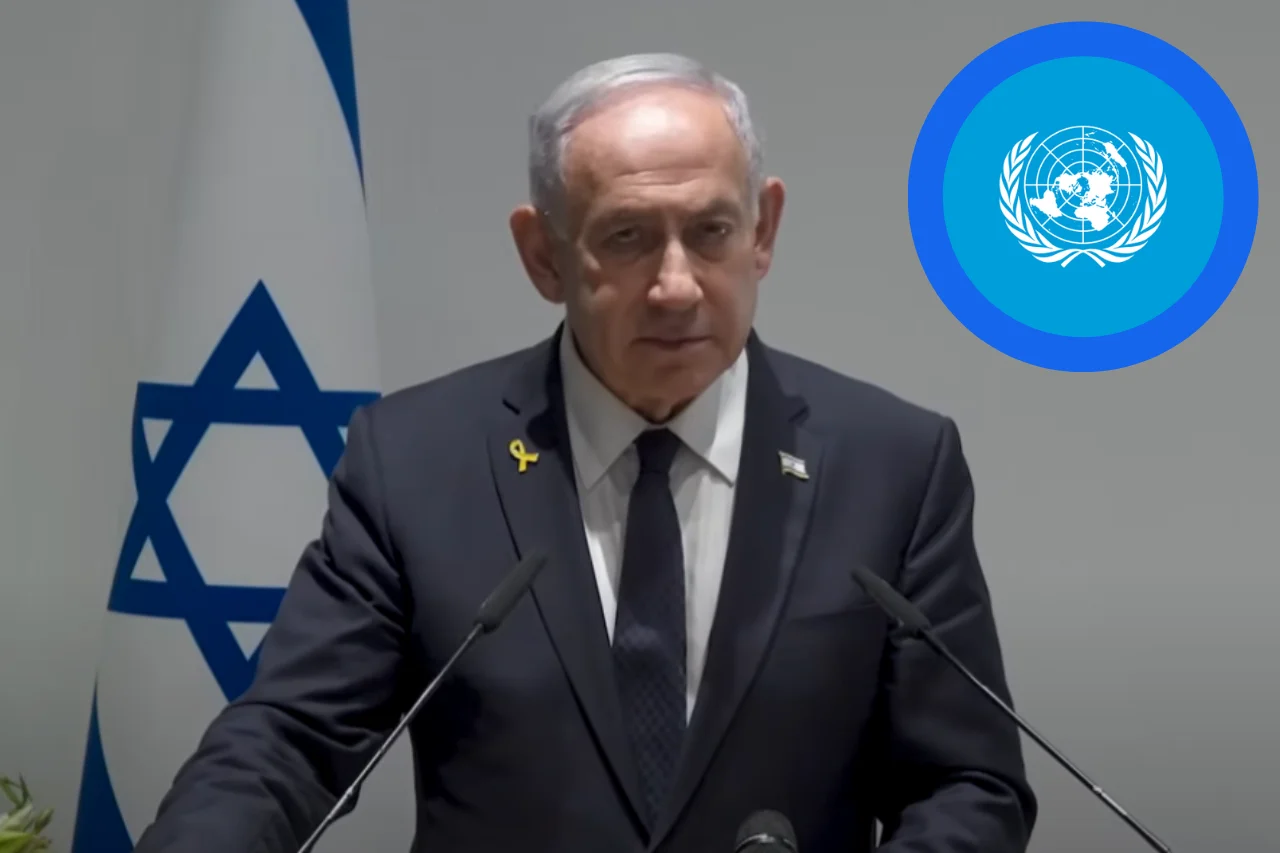 Primer plano del primer ministro israelí en una conferencia con banderas de Israel y el logo de la ONU al fondo