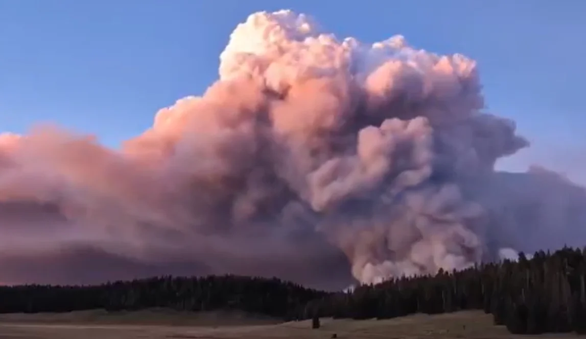 Dragón Bravo arrasa el Gran Cañón y genera un clima extremo con nubes de fuego