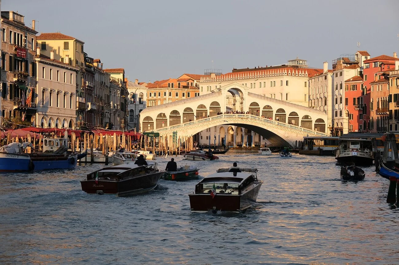 “No hay espacio para Bezos”: Venecia se rebela contra el lujo y la gentrificación en la boda del fundador de Amazon