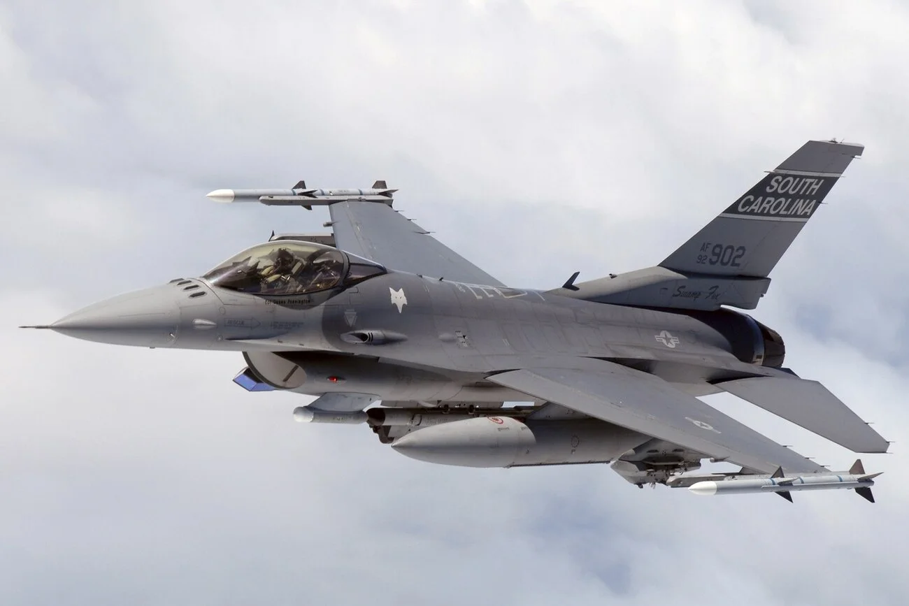 Cientos de drones y misiles rusos golpean Ucrania: muere piloto de F-16