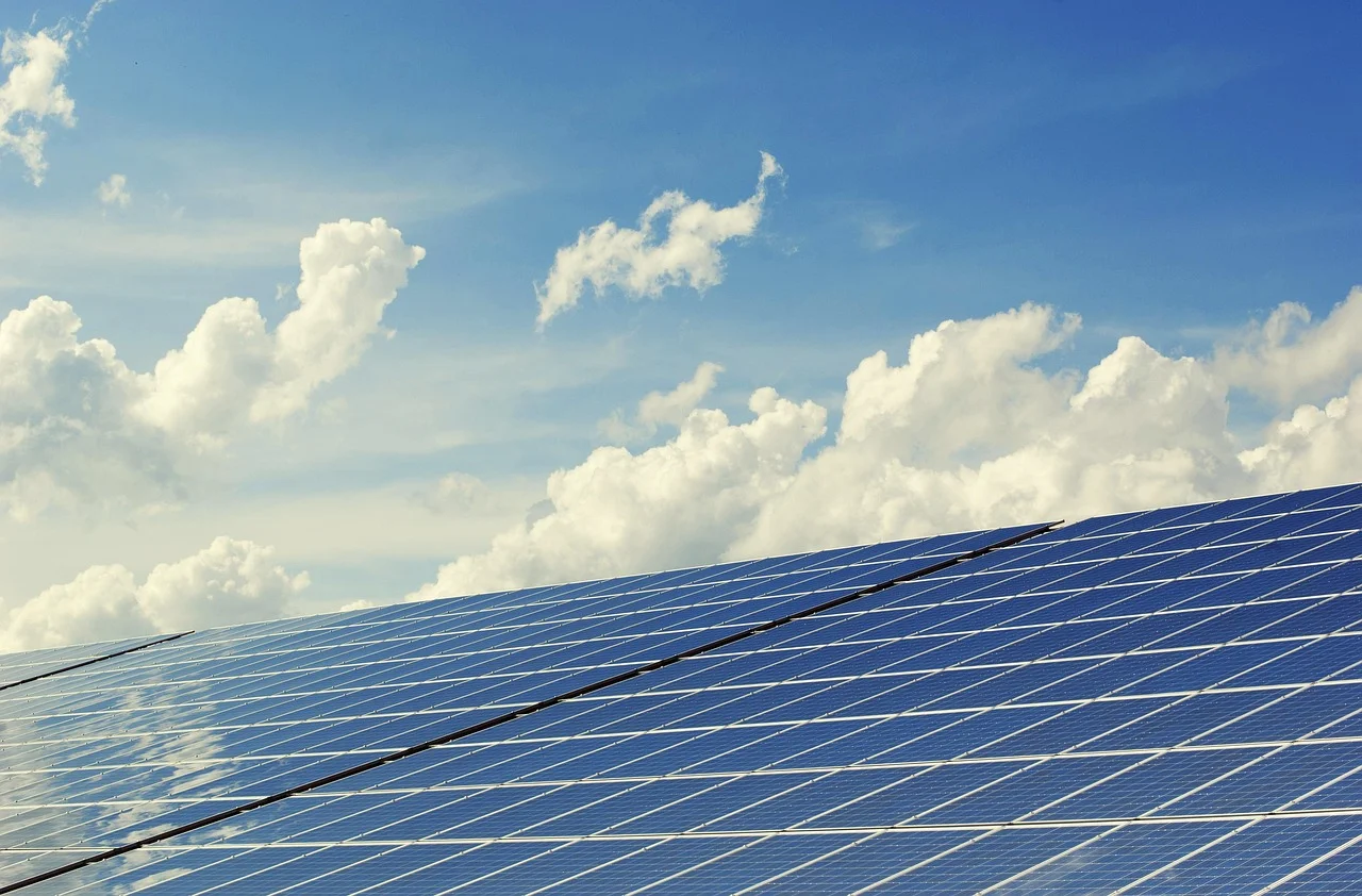 Qué es la energía fotovoltaica y cómo transforma la luz del sol en electricidad renovable