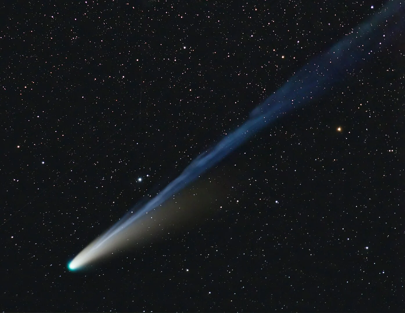 Cometa Lemmon cruzando el cielo sobre Tecumseh, Michigan