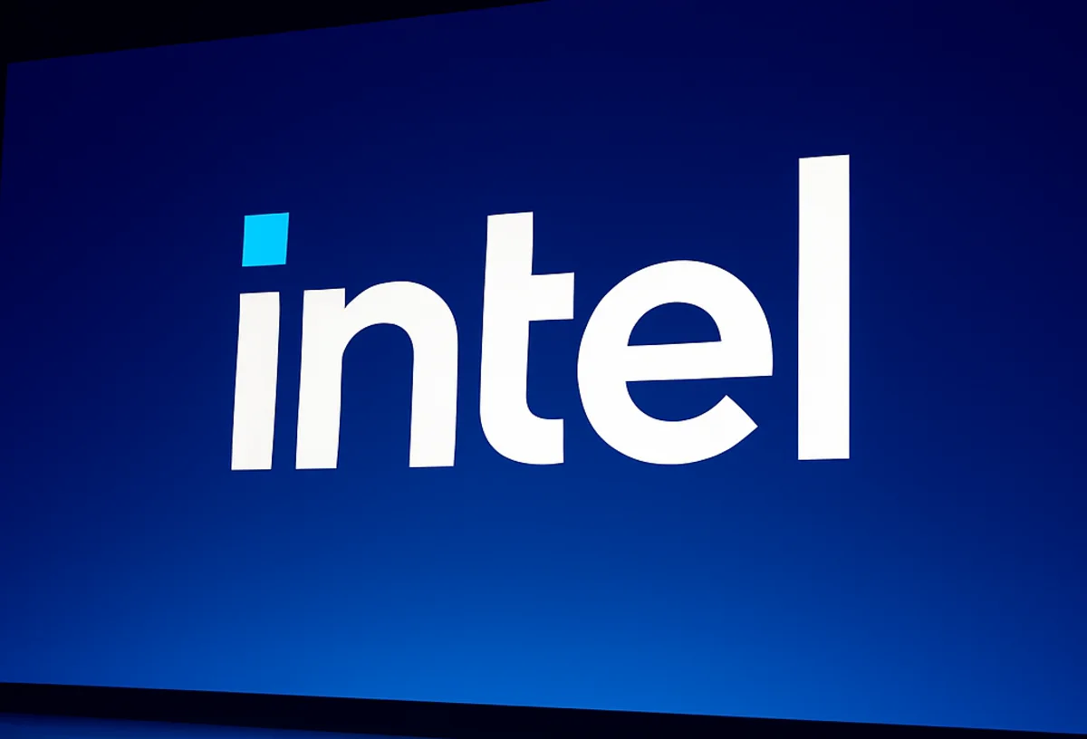 Intel planea cambiar su estrategia para fabricar chips y podría dejar atrás su tecnología más avanzada