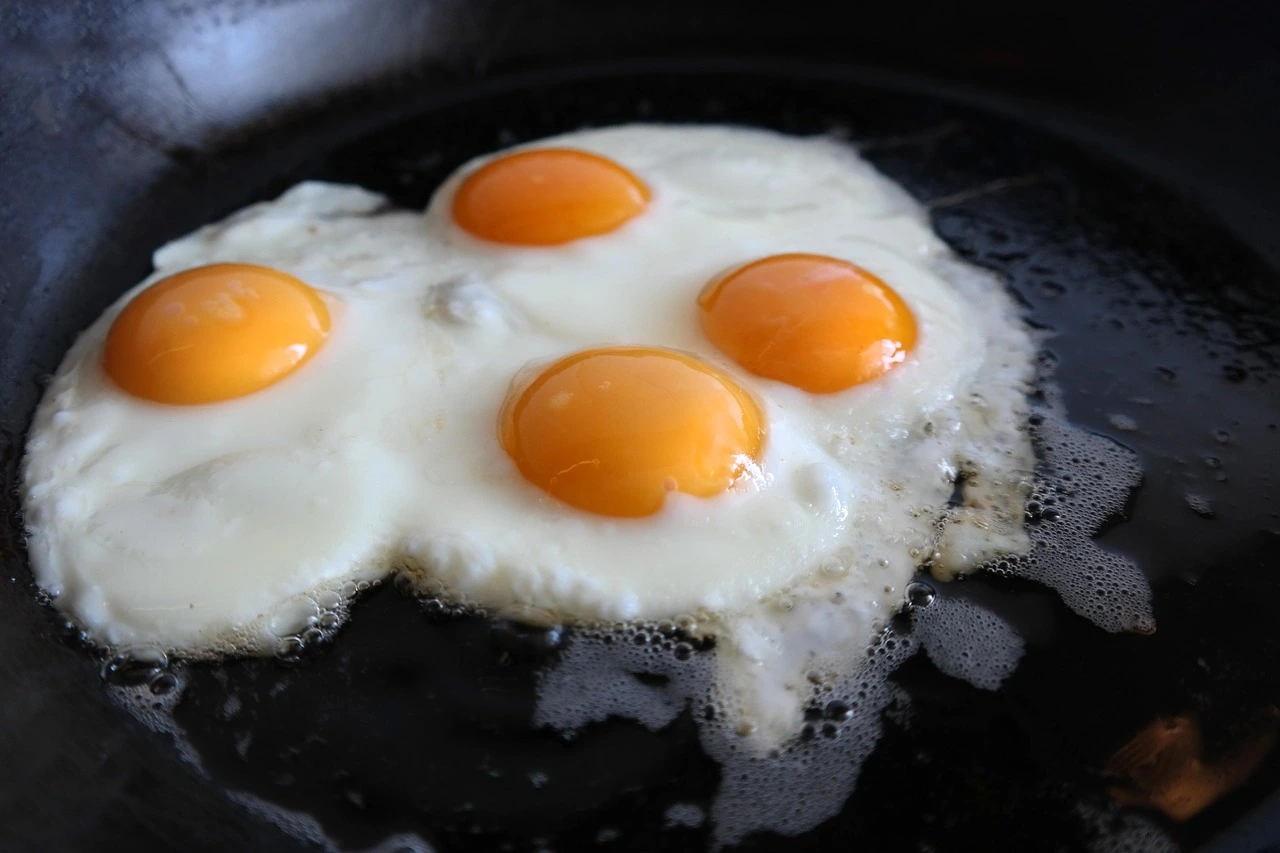 Investigación demuestra que comer 2 huevos diarios reduce colesterol LDL en dieta baja en grasas