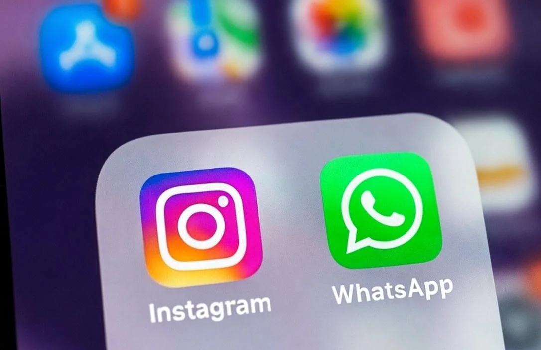 Iconos de Instagram y WhatsApp vistos de cerca en la pantalla de un móvil