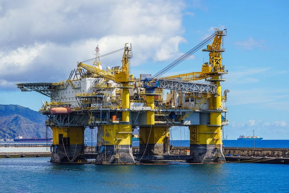 Separación eficiente de petróleo crudo usando menos energía