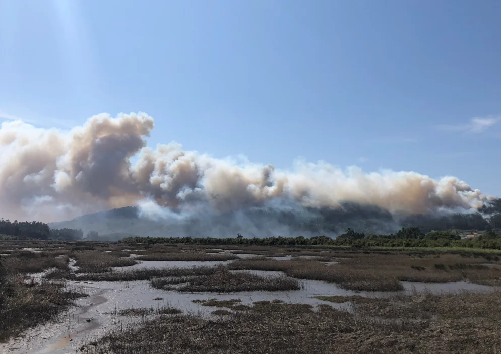 Explosión en una línea eléctrica desata un incendio devastador en Ponteceso: desalojos y carreteras cortadas
