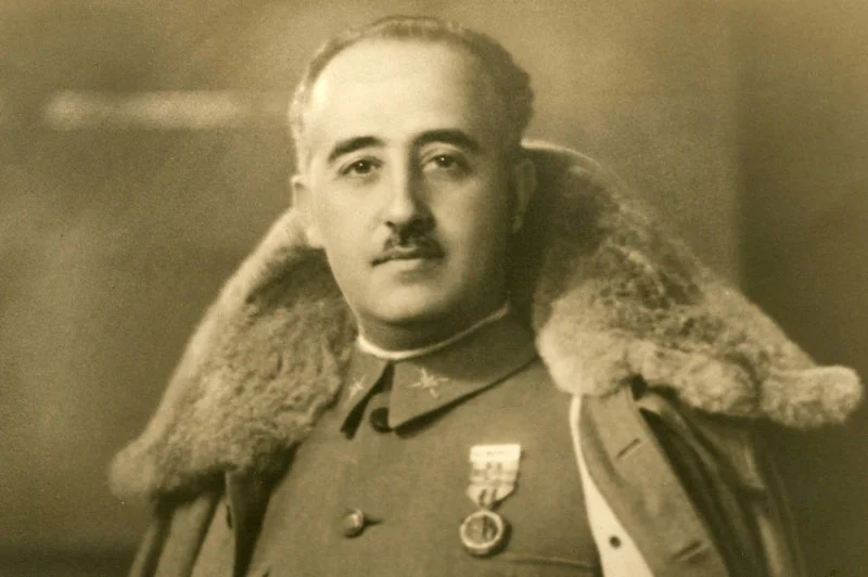 Retrato de Francisco Franco con uniforme militar, capa de piel y medalla al pecho