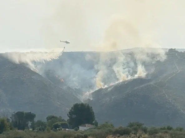 Incendio forestal en Aranjuez obliga a evacuar 40 personas en Valdelascasas