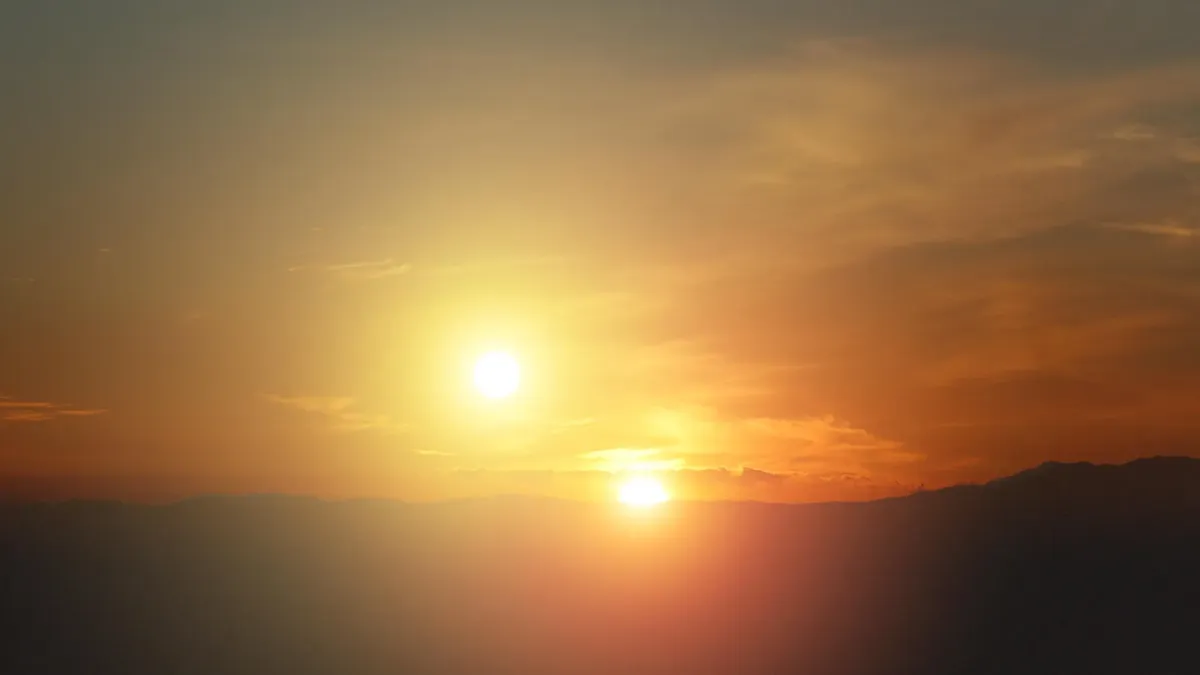 Atardecer en un planeta iluminado por dos estrellas en un sistema binario