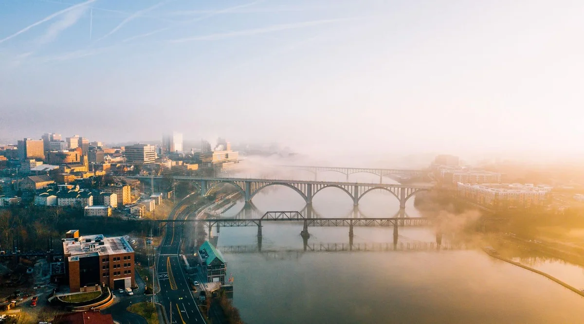 Escena brumosa en la Universidad de Tennessee, Knoxville, durante una mañana nublada